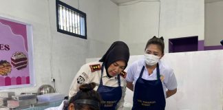 Tingkatkan Kemandirian, Warga Binaan Lapas Perempuan Manado Dilatih Membuat Batik Roll Cake