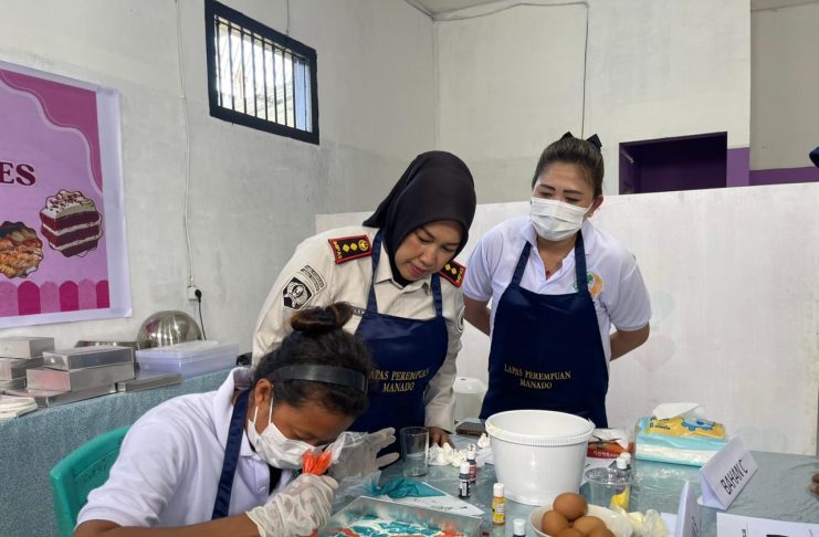 Tingkatkan Kemandirian, Warga Binaan Lapas Perempuan Manado Dilatih Membuat Batik Roll Cake