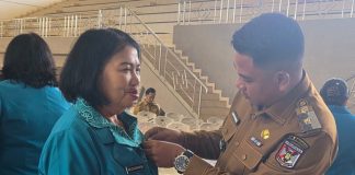 Nelda Konore Kahiking Resmi Dilantik sebagai Ketua TP-PKK Desa Tateli Weru