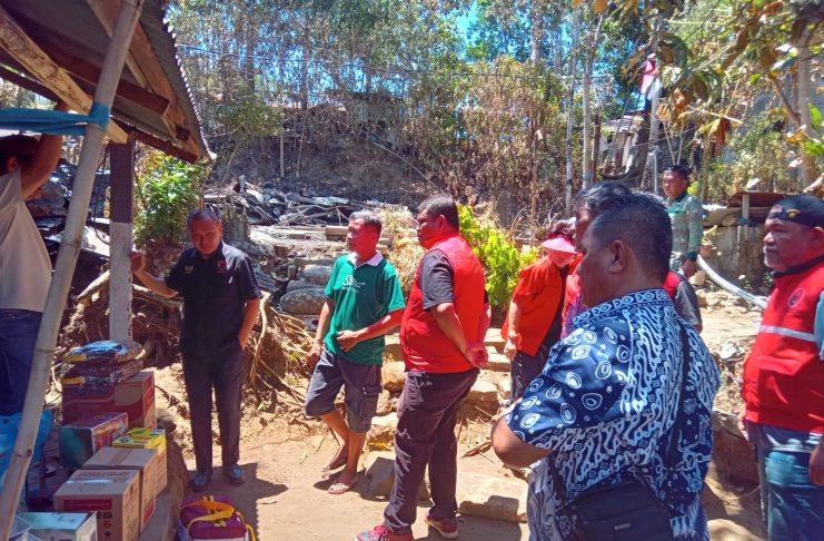Reza Rumambi Salurkan Bantuan untuk Korban Kebakaran di Paniki Bawah